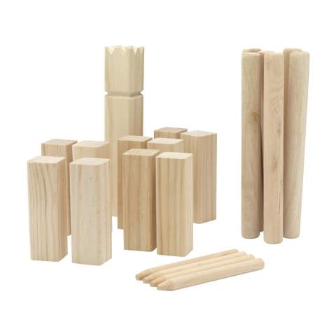Houten Kubb werpspel. Het uiteindelijke doel is om de koning van de tegenstander omver te werpen. Maar niet zonder eerst de kubbs te veroveren. Dit populaire, Zweedse outdoor gezelschapsspel is leuk om te spelen op de camping of op het strand. Geschikt voor jong en oud. De 21-delige set wordt geleverd in een katoenen zak. Inclusief spelregels. Per stuk in kraft doos.