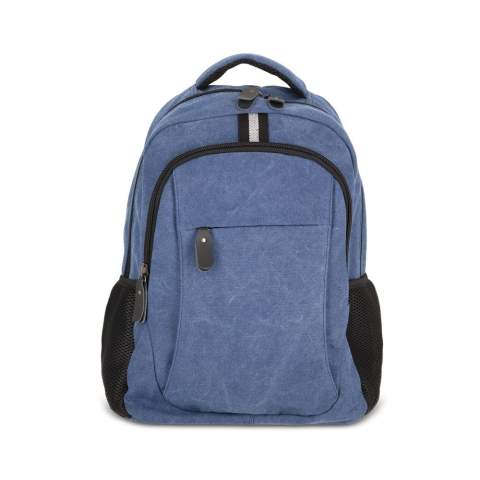 Stilvoller Rucksack aus recyceltem Baumwoll-Canvas. Mit 100 % recyceltem, reflektierendem Gurtband, luxuriösen Reißverschlüssen und Griffen sowie einem Futter aus 100 % recyceltem Polyester. Mit gepolstertem Rücken, Haltegriff, verstellbaren Schultergurten, 2 Seitentaschen für Flaschen oder einen Regenschirm, Fronttasche und Laptop-Innenfach.
