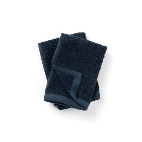 Serviette composée de 68 % de coton et de 32 % de Lyocell. Le Lyocell est une fibre naturelle extraite de forêts certifiées. Le processus est aussi économe en énergie et en produits chimiques que possible. Le résultat est un tissu frais, doux et durable, avec un toucher agréable et, grâce au mélange de Lyocell, une excellente capacité d'absorption. Fabriqué dans une gamme de couleurs terreuses et dans une variété de tailles.