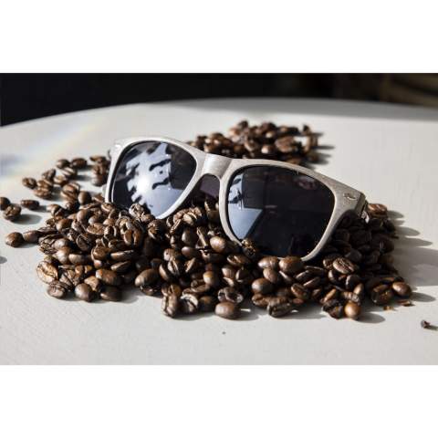 WoW! Robust sunglasses made from coffee grounds and bark fibers of pine trees. These different materials are combined to produce new products, just like these sunglasses. With UV 400 protection (according to European standards), these are the perfect giveaway. Each item is supplied in an individual brown cardboard box.
