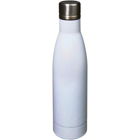Mit der Kupfer-Vakuum Isolierflasche Vasa Aurora bleiben Ihre Getränke 12 Stunden lang heiß oder 48 Stunden lang kalt. Der doppelwandige Edelstahlbehälter mit Vakuumisolierung und verkupferter Innenwand hält Ihr Getränk je nach Bedarf heiß oder kalt. Die Flasche hat eine psychedelische und schimmernde Oberfläche. Die Flasche ist BPA-frei und nach dem deutschen Lebensmittel- und Futtermittelgesetzbuch (LFGB) sowie nach REACH auf Phthalate geprüft und zugelassen. Fassungsvermögen: 500 ml. Geliefert in einer Geschenkbox.