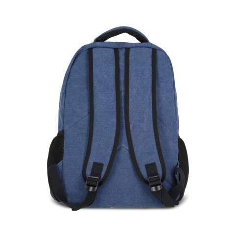Stilvoller Rucksack aus recyceltem Baumwoll-Canvas. Mit 100 % recyceltem, reflektierendem Gurtband, luxuriösen Reißverschlüssen und Griffen sowie einem Futter aus 100 % recyceltem Polyester. Mit gepolstertem Rücken, Haltegriff, verstellbaren Schultergurten, 2 Seitentaschen für Flaschen oder einen Regenschirm, Fronttasche und Laptop-Innenfach.