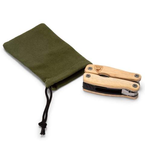 Un petit outil multifonctionnel pratique de Orrefors Hunting. Petit et flexible, il peut être transporté dans votre poche ou porté à la ceinture grâce à l'étui en nylon fourni. Comprend des pinces, 4 tournevis différents, un décapsuleur, un couteau en dents de scie, un couteau utilitaire, une pince et une lime à ongles. Livré dans une élégante boîte en carton. Les produits Orrefors Hunting sont des produits de qualité, solides et robustes, que vous pouvez utiliser partout et à tout moment.