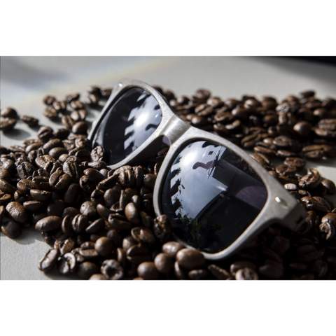 WoW! Robust sunglasses made from coffee grounds and bark fibers of pine trees. These different materials are combined to produce new products, just like these sunglasses. With UV 400 protection (according to European standards), these are the perfect giveaway. Each item is supplied in an individual brown cardboard box.