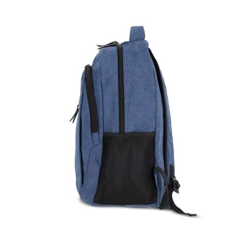 Stilvoller Rucksack aus recyceltem Baumwoll-Canvas. Mit 100 % recyceltem, reflektierendem Gurtband, luxuriösen Reißverschlüssen und Griffen sowie einem Futter aus 100 % recyceltem Polyester. Mit gepolstertem Rücken, Haltegriff, verstellbaren Schultergurten, 2 Seitentaschen für Flaschen oder einen Regenschirm, Fronttasche und Laptop-Innenfach.