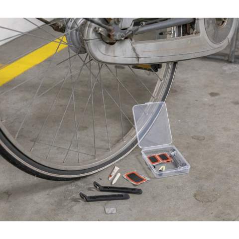 Kit de réparation vélo compact facile à emporter. L'ensemble inclus : 1 clé en alliage d'aluminium, 2 leviers de pneu, 2 bouchons de valves, 2 tubes de valve, 1 râpe, 5 rustines.