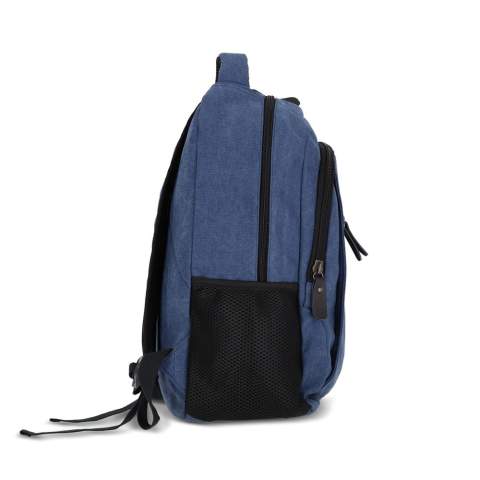 Stilvoller Rucksack aus recyceltem Baumwoll-Canvas. Mit 100 % recyceltem, reflektierendem Gurtband, luxuriösen Reißverschlüssen und Griffen sowie einem Futter aus 100 % recyceltem Polyester. Mit gepolstertem Rücken, Haltegriff, verstellbaren Schultergurten, 2 Seitentaschen für Flaschen oder einen Regenschirm, Fronttasche und Laptop-Innenfach.