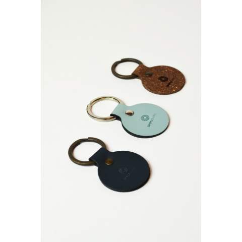 Schlüsselanhänger aus recycelten italienischen Lederabfällen und natürlichen Bindemitteln. Dieses Produkt der Marke MADE out of wird aus Reststücken aus der eigenen Produktion hergestellt. Das recycelte Leder ist sehr robust, hat ein wunderschönes mattes Aussehen und riecht nach Leder. Die farbige Deckschicht besteht aus einer sehr dünnen PU-Beschichtung auf 100%iger Wasserbasis. Der Schlüsselanhänger ist mit einem stabilen Schlüsselring aus Metall ausgestattet. Handgefertigt. Niederländisches Design. Made in Holland.