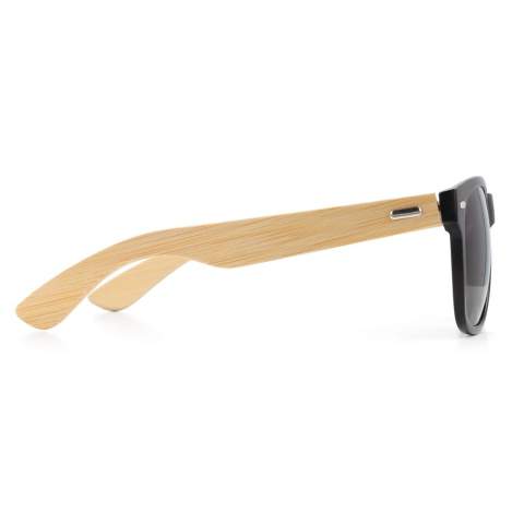 Voici les lunettes de soleil Justin RPC, où le style s'allie à la durabilité. Fabriquées à partir de PC recyclé et de bambou, ces lunettes incarnent l'éco-chic. Rehaussez votre look grâce à un mélange de matériaux recyclés et de design moderne, en faisant une déclaration de mode et de responsabilité environnementale. Le polycarbonate (PC) est très durable. Il s'agit d'un plastique dur qui a une longue durée de vie. Il peut également être chauffé, puis remodelé et réutilisé, ce qui le rend recyclable.