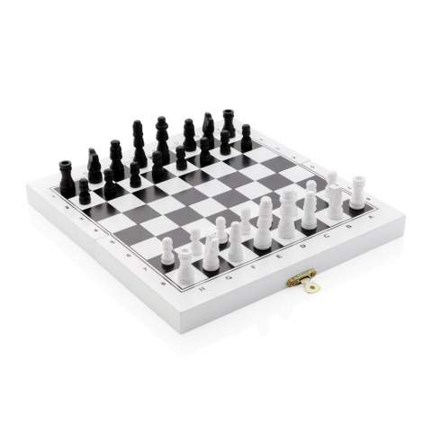 Warum nur ein Spiel spielen wenn man gleich 3 spielen kann?! Dieses 3-in-1 Set mit Schach, Dame und Backgammon bietet endlosen Spielspaß. In der Box befinden das zweiseitige Spielbrett, 2 Würfel, 30 Backgammon-Steine sowie alle Schachfiguren. Die handgefertigte Box, daher nicht immer ganz perfekt, verleiht dem Set so einen gewissen nostalgischen Charme.