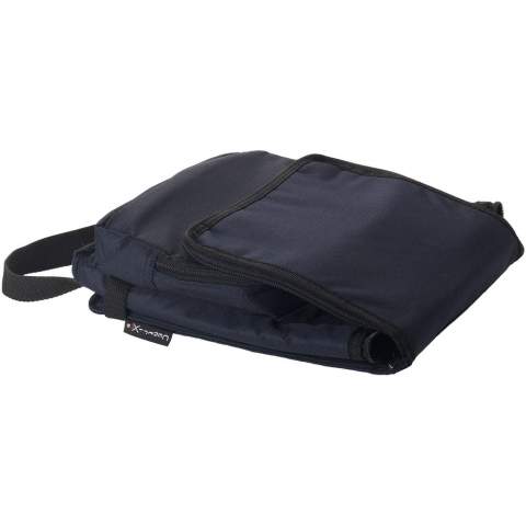 Zusammenfaltbare Kühltasche mit Hauptfach mit Reißverschluss und Fronttasche mit Reißverschluss. Verstellbarer Schulterriemen. Die Kühltasche kann dank des Klettverschlusses an der Fronttasche flach zusammengefaltet werden.