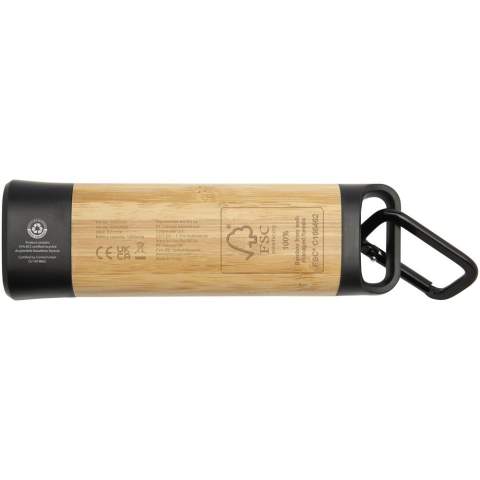 De Kuma zaklamp met karabijnhaak is gemaakt van gecertificeerd bamboe en 41% RCS-gecertificeerd gerecycled plastic, waardoor het een duurzamere keuze is voor het verkennen van de natuur, het aanpakken van doe-het-zelfprojecten of het navigeren door stroomuitval. Met een krachtige 3 W COB-lichtbron die beschikbaar is in 3 verschillende lichtmodi, produceert de Kuma 80 lumen licht met een straalafstand tot 100 meter als hij volledig is opgeladen. Uitgerust met een 1200 mAh Li-ion 18650-batterij met hoge capaciteit, garandeert de zaklamp een lange levensduur en betrouwbaarheid en produceert hij 3,5-4,5 uur continue verlichting op een enkele lading. Met de meegeleverde aluminium karabijnhaak kun je hem gemakkelijk bevestigen aan rugzakken, riemen of uitrusting, waardoor hij een betrouwbare metgezel is voor op de camping of tijdens het wandelen. Omdat bamboe een natuurproduct is, kunnen er kleine variaties in kleur en grootte per artikel zijn, wat het uiteindelijke drukresultaat kan beïnvloeden. Geleverd met een 30 cm TPE Type-C-oplaadkabel en verpakt in een STAC geschenkverpakking van duurzame bronnen.