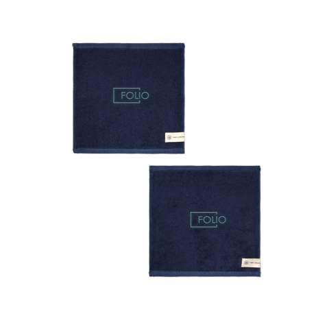 Serviette composée de 68 % de coton et de 32 % de Lyocell. Le Lyocell est une fibre naturelle extraite de forêts certifiées. Le processus est aussi économe en énergie et en produits chimiques que possible. Le résultat est un tissu frais, doux et durable, avec un toucher agréable et, grâce au mélange de Lyocell, une excellente capacité d'absorption. Fabriqué dans une gamme de couleurs terreuses et dans une variété de tailles.
