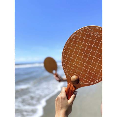 Eco-friendly racket set from Waboba. The rackets are made of pine and basswood and the natural cork ball is made of oak bark. Perfect for playing on the beach.  Waboba uses materials that are good for the environment and donates a portion of its profits to organizations committed to protecting and preserving the environment. Packed individually.