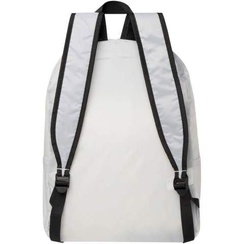 Dieser leichte und dennoch robuste Rucksack passt sich Ihren Bedürfnissen an, indem er sich in eine kompakte Tasche mit einer Gurtschlaufe zum einfachen Umhängen oder Tragen zusammenfalten lässt. Damit ist er perfekt für Reisende, Wanderer und den täglichen Gebrauch. Ausgestattet mit einem Hauptfach mit Reißverschluss, einer Fronttasche mit Reißverschluss, zwei Seitentaschen und verstellbaren Schulterriemen. Hergestellt aus PVC-freiem, recyceltem Polyester. Fassungsvermögen: 15 Liter.