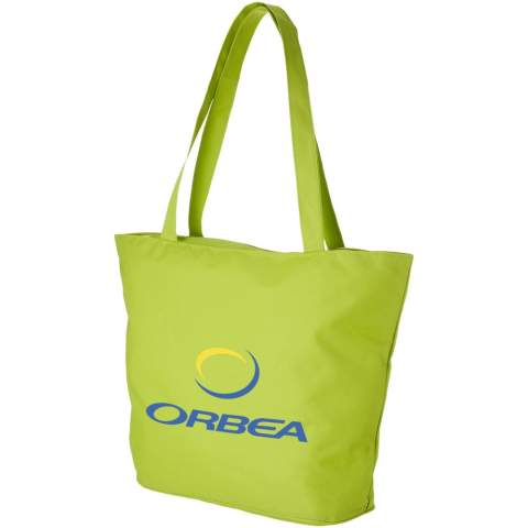 Que vous alliez à un événement, à la plage ou à l'épicerie, le sac fourre-tout à fermeture zippée Panama est le sac polyvalent idéal. Le sac est fabriqué en polyester 600D durable et comporte un compartiment principal à fermeture zippée pour protéger tous les articles du sac des influences extérieures. La petite poche zippée à l'intérieur du sac permet de ranger quelques petits objets, comme un stylo ou des clés. Grâce à ses poignées de 34 cm de long, le sac est facile à porter à l'épaule. Peut supporter jusqu'à 10 kg.