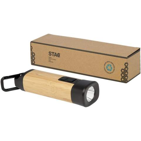 De Kuma zaklamp met karabijnhaak is gemaakt van gecertificeerd bamboe en 41% RCS-gecertificeerd gerecycled plastic, waardoor het een duurzamere keuze is voor het verkennen van de natuur, het aanpakken van doe-het-zelfprojecten of het navigeren door stroomuitval. Met een krachtige 3 W COB-lichtbron die beschikbaar is in 3 verschillende lichtmodi, produceert de Kuma 80 lumen licht met een straalafstand tot 100 meter als hij volledig is opgeladen. Uitgerust met een 1200 mAh Li-ion 18650-batterij met hoge capaciteit, garandeert de zaklamp een lange levensduur en betrouwbaarheid en produceert hij 3,5-4,5 uur continue verlichting op een enkele lading. Met de meegeleverde aluminium karabijnhaak kun je hem gemakkelijk bevestigen aan rugzakken, riemen of uitrusting, waardoor hij een betrouwbare metgezel is voor op de camping of tijdens het wandelen. Omdat bamboe een natuurproduct is, kunnen er kleine variaties in kleur en grootte per artikel zijn, wat het uiteindelijke drukresultaat kan beïnvloeden. Geleverd met een 30 cm TPE Type-C-oplaadkabel en verpakt in een STAC geschenkverpakking van duurzame bronnen.