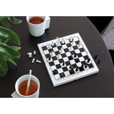 Waarom één spel spelen als je er drie kunt spelen! Deze 3-in-1 set klassieke bordspellen bevat schaken, dammen en backgammon. Biedt eindeloze uren plezier en logisch denken, de dubbelzijdige multi-bordspelset is de perfecte activiteit voor op een zondagmiddag. De doos bevat 2 dobbelstenen, 30 backgammonstukken en een compleet schaakspel. Komt in full colour doos.
