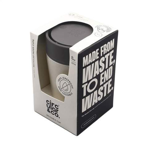 Doppelwandiger, wiederverwendbarer Kaffeebecher-to-go mit Deckel von Circular&Co.  Die äußere Isolierschicht dieses Bechers wird aus gebrauchten, recycelten Einweg-Kaffeebechern aus Papier hergestellt. Mit Innenwand und Deckel aus PP. 100% auslaufsicher. Die isolierende Wirkung hält Ihr Heißgetränk länger heiß und Ihr Kaltgetränk länger kalt. Der Deckel ist mit der patentierten 360-Grad-Technologie ausgestattet, die es Ihnen ermöglicht, aus jedem Winkel zu nippen. Der Kaffeebecher lässt sich mit einer Hand und einem Klick öffnen und schließen. Ideal für unterwegs. Spülmaschinengeeignet. Um den Aufdruck zu erhalten, wird Waschen von Hand empfohlen. Fassungsvermögen: 227 ml.      EXTRA INFO: Bei einer Mindestbestellmenge von 5.000 Stück ist der Deckel dieses Produkts in jeder PMS-Farbe erhältlich. Auf diese Weise schaffen Sie eine perfekte Übereinstimmung zwischen Produkt und Aufdruck. Verpackt pro Stück.