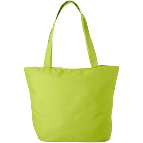 Que vous alliez à un événement, à la plage ou à l'épicerie, le sac fourre-tout à fermeture zippée Panama est le sac polyvalent idéal. Le sac est fabriqué en polyester 600D durable et comporte un compartiment principal à fermeture zippée pour protéger tous les articles du sac des influences extérieures. La petite poche zippée à l'intérieur du sac permet de ranger quelques petits objets, comme un stylo ou des clés. Grâce à ses poignées de 34 cm de long, le sac est facile à porter à l'épaule. Peut supporter jusqu'à 10 kg.