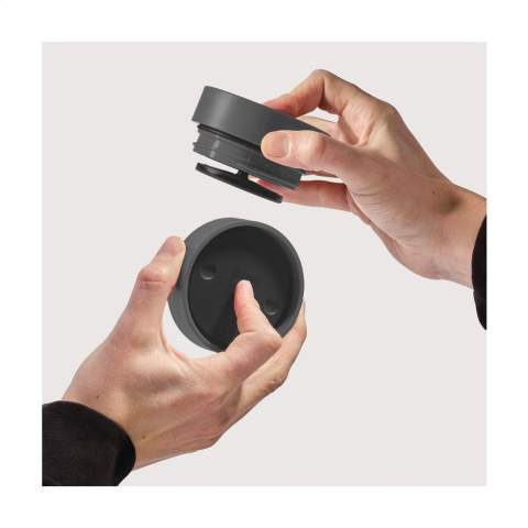 Doppelwandiger, wiederverwendbarer Kaffeebecher-to-go mit Deckel von Circular&Co.  Die äußere Isolierschicht dieses Bechers wird aus gebrauchten, recycelten Einweg-Kaffeebechern aus Papier hergestellt. Mit Innenwand und Deckel aus PP. 100% auslaufsicher. Die isolierende Wirkung hält Ihr Heißgetränk länger heiß und Ihr Kaltgetränk länger kalt. Der Deckel ist mit der patentierten 360-Grad-Technologie ausgestattet, die es Ihnen ermöglicht, aus jedem Winkel zu nippen. Der Kaffeebecher lässt sich mit einer Hand und einem Klick öffnen und schließen. Ideal für unterwegs. Spülmaschinengeeignet. Um den Aufdruck zu erhalten, wird Waschen von Hand empfohlen. Fassungsvermögen: 227 ml.      EXTRA INFO: Bei einer Mindestbestellmenge von 5.000 Stück ist der Deckel dieses Produkts in jeder PMS-Farbe erhältlich. Auf diese Weise schaffen Sie eine perfekte Übereinstimmung zwischen Produkt und Aufdruck. Verpackt pro Stück.