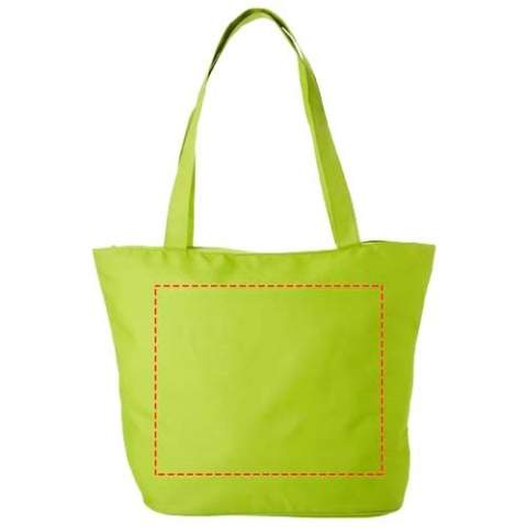 Que vous alliez à un événement, à la plage ou à l'épicerie, le sac fourre-tout à fermeture zippée Panama est le sac polyvalent idéal. Le sac est fabriqué en polyester 600D durable et comporte un compartiment principal à fermeture zippée pour protéger tous les articles du sac des influences extérieures. La petite poche zippée à l'intérieur du sac permet de ranger quelques petits objets, comme un stylo ou des clés. Grâce à ses poignées de 34 cm de long, le sac est facile à porter à l'épaule. Peut supporter jusqu'à 10 kg.