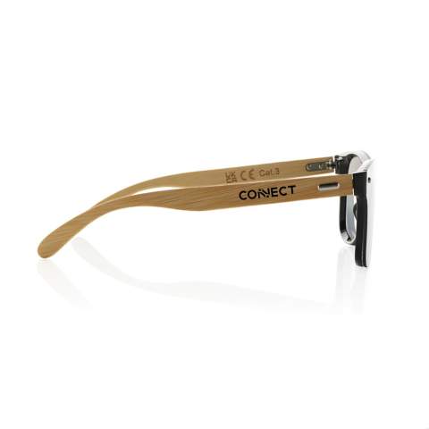 Lunettes de soleil fabriquées avec une monture en plastique recyclé RCS et du bambou FSC®. Avec des verres miroirs pour un look tendance. Contenu recyclé total : 23 % sur la base du poids total de l'article. La certification RCS garantit une chaîne d'approvisionnement entièrement certifiée pour les matériaux recyclés. Les verres sont conformes à la norme EN ISO 12312-1, UV 400 et CAT 3. Emballées dans une boîte Kraft FSC®.<br /><br />PVC free: true