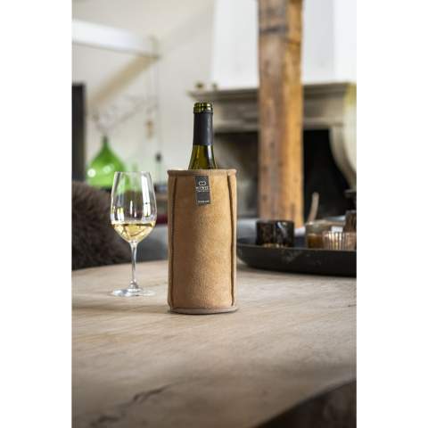 Deze wijnkoeler van het merk KYWIE® is handgemaakt van 100% natuurlijke schapenvacht van Texelse schapen. Deze koeler houdt je fles wijn of champagne écht koel. Beter dan elk ander materiaal, ijs uitgezonderd. De fijne wollen binnenzijde is een natuurlijke bio-isolatie en houdt (koude) lucht vast in de koeler. Een voorgekoelde fles wijn blijft zo'n 4 uur koud. Deze bijzondere wijnkoeler is licht en opvouwbaar, beschermt de fles en ligt perfect in de hand. Bovendien is het materiaal vuilafstotend. Geschikt voor wijnflessen van 0,7 liter en waterflessen van 1 liter. Handig voor thuis en onderweg, in zomer en winter.   Omdat de koelers handgemaakt zijn van echte, natuurlijke schapenvacht, zullen er lichte variaties zijn in kleur, textuur en markeringen. Dit draagt bij aan de schoonheid en het individuele karakter van elke koeler. Een slim, duurzaam en origineel geschenk. Dutch design. Made in Holland. Per stuk in katoenen zak.