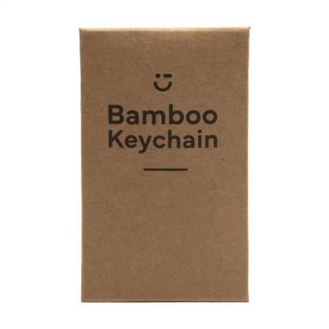 Rechteckiger, hochglänzender Schlüsselanhänger aus Metall mit Inlay aus Bambus und festem Schlüsselring. Nachhaltig und verantwortungsbewusst. Wird einzeln in einem Umschlag aus Kraftpapier geliefert.