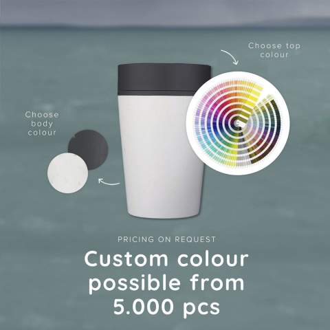 Doppelwandiger, wiederverwendbarer Kaffeebecher-to-go mit Deckel von Circular&Co.  Die äußere Isolierschicht dieses Bechers wird aus gebrauchten, recycelten Einweg-Kaffeebechern aus Papier hergestellt. Mit Innenwand und Deckel aus PP. 100% auslaufsicher. Die isolierende Wirkung hält Ihr Heißgetränk länger heiß und Ihr Kaltgetränk länger kalt. Der Deckel ist mit der patentierten 360-Grad-Technologie ausgestattet, die es Ihnen ermöglicht, aus jedem Winkel zu nippen. Der Kaffeebecher lässt sich mit einer Hand und einem Klick öffnen und schließen. Ideal für unterwegs. Spülmaschinengeeignet. Um den Aufdruck zu erhalten, wird Waschen von Hand empfohlen. Fassungsvermögen: 227 ml.      EXTRA INFO: Bei einer Mindestbestellmenge von 5.000 Stück ist der Deckel dieses Produkts in jeder PMS-Farbe erhältlich. Auf diese Weise schaffen Sie eine perfekte Übereinstimmung zwischen Produkt und Aufdruck. Verpackt pro Stück.