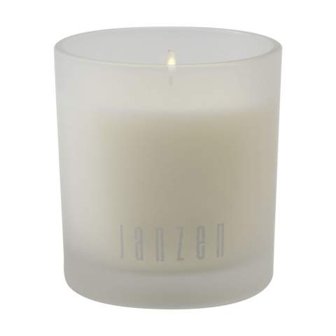 Bougie parfumée en verre au parfum Black 22 de la marque Janzen. Remplissez votre maison de lumière et d’ambiance, sans oublier votre parfum préféré. Quoi de mieux pour retrouver la sérénité et ajouter une dimension supplémentaire à votre intérieur. La cire de spéciale veille à ce que le parfum se diffuse lentement. Un parfum à la fois frais et chaud, en équilibre entre la légèreté et l’intensité, le féminin et le masculin. Black 22 est un riche bouquet comprenant de la bergamote et des épices, des écorces tropicales et des fèves tonka sucrées – également connues sous le nom de « fruit défendu ». Emballé par produit dans un coffret cadeau. Par pièce dans une boîte cadeau.