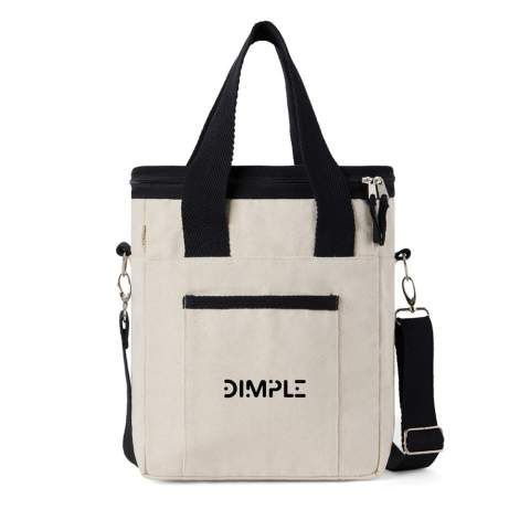 Deze koeltas is ideaal om picknickbenodigdheden in mee te nemen en ervoor te zorgen dat ze gekoeld blijven, of om je supermarktaankopen vers te houden. Met een verstelbare schouderriem en robuuste handgrepen voor veelzijdige draagopties. Gemaakt van 500 grams gerecycled canvas. Het canvas blijft ongeverfd en ongebleekt, waardoor het milieu niet wordt belast door chemicaliën. Deze tas is gemaakt van 100% gerecycled materiaal en versterkt onze toewijding aan verantwoord inkopen. De tas is ook voorzien van de AWARE™ tracertechnologie, waarmee het echte gebruik van gerecyclede materialen wordt bevestigd. 2% van de opbrengst van elk verkocht product wordt gedoneerd aan Water.org.