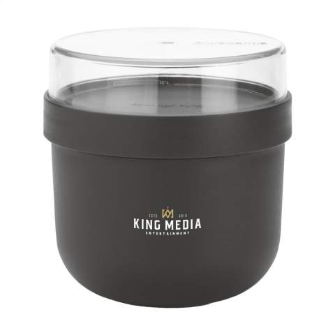 Plastic yoghurt cup from Brabantia. Fill this cup with your favourite to-go breakfast and eat the most important meal of the day at work, at school, on the train or wherever you want. The cup has two compartments that can be separated with a twist. The upper, transparent container (180 ml) is perfect for nuts, seeds, granola or fresh fruit. The cup (500 ml) has a large opening and is easy to fill with yoghurt or quark. This breakfast bowl is leak proof and suitable for the microwave, freezer and dishwasher. Washing by hand is recommended to preserve the imprint. 100% recyclable. With a 5-year manufacturer's warranty.