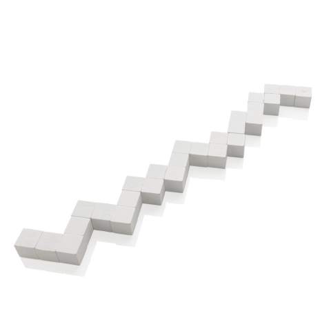 Daag jezelf uit met deze houten breinbreker! Deze mooie en intrigerende puzzel is gemaakt van in elkaar grijpende houten stukjes die een kubus vormen. Het losmaken van de kubus is eenvoudig, maar het weer in elkaar zetten is een ander verhaal! De puzzel is een genot om mee te spelen en zorgt voor een echte hersenkraker. De breinbreker wordt geleverd in een canvas etui voor eenvoudig opbergen. Gemaakt van FSC®-gecertificeerd hout. Wordt geleverd in FSC®-gecertificeerde kraft geschenkverpakking.
