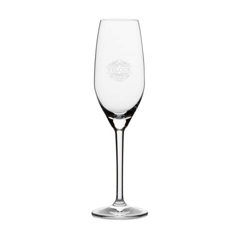 Klassiek champagneglas van helder kristalglas. Kristalglas is kleurloos sterk en heeft een prachige glans. De vorm van het glas draagt bij aan een intense smaakbeleving. Dit stijlvolle glas is geschikt voor het schenken van champagne, en mousserende wijnen in horecagelegenheden of bij speciale gelegenheden. Inhoud 210 ml. Made in Europe.