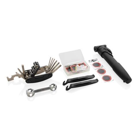 Kit de réparation à vélo dans une pochette 600D. L'ensemble contient 6 rustines en caoutchouc, 1 râpe métallique, 2 tubes de valve en latex, 1 tube de colle, 2 leviers en nylon, 1 clé en aluminium, 1 clé 16-en-1 multi-outils, 1 pompe en nylon. La clé 16-en-1 inclus : une clé hexagonale 2/2,5/3/4/5/6mm chacune, une clé à douille 8mm/9mm/10/mm chacune, un tournevis plat, un tournevis cruciforme,  une tige d'extension de prise, une clé plate 8/10/15mm, une clé à rayons 14/GE.