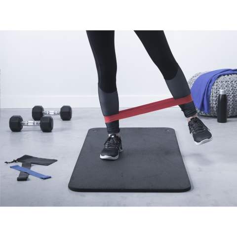 A set of 3 different rubber resistance bands (meas: 60 x 5 cm) with various strengths for optimal training: 2,5 kg/5,5 lbs, 7 kg/15 lbs and 9 kg/20 lbs. A useful aid for stretching and strengthening muscles. The fitness bands are delivered per set in a polyester pouch.