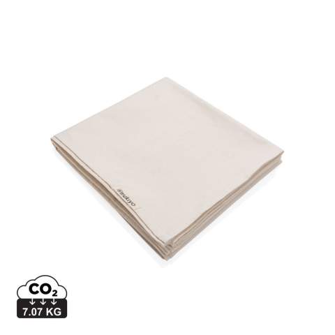 Nappe de 250x140cm Ukiyo en rcotton 180gr Aware™. Le design neutre se coordonne parfaitement avec votre décor de salle à manger. Avec le traceur Aware™ qui valide l'utilisation authentique de matériaux recyclés. 2 % du produit de la vente de chaque produit contenant AWARE™ sera reversé à Water.org.