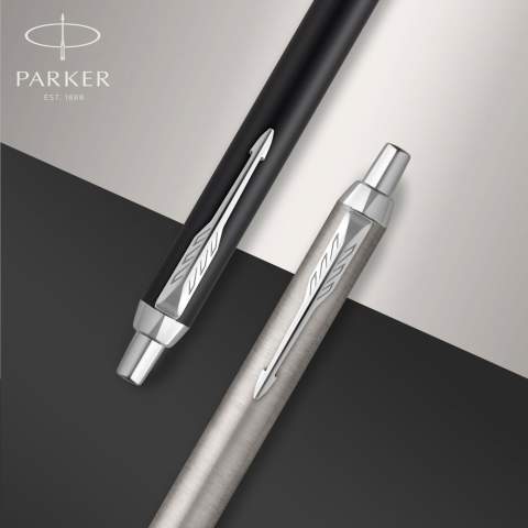 Blau schreibender Kugelschreiber der Marke Parker mit schlanker, konischer Form und exklusivem Design. Das Messinggehäuse, kombiniert mit einem schwarzen Kunststoffvorderstück und glänzenden Blau schreibender Kugelschreiber der Marke Parker mit schlanker, konischer Form und exklusivem Design. Das Messinggehäuse in Kombination mit einem schwarzen Kunststoffvorderteil und hochglanzpolierten Edelstahlelementen sorgt für ein elegantes Erscheinungsbild. Mit dem ikonischen Pfeilclip. Ausgestattet mit einer Parker-Mine für ein geschmeidiges Schreibgefühl. Ideal als persönliches Geschenk und perfekt für den täglichen Gebrauch. Geliefert in einer Parker-Geschenkbox. Hergestellt in Europa. Verpackt pro Stück.