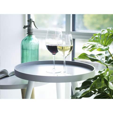 Klares Weinglas für das Ausschenken von Rotwein in Restaurants, auf Geschäftsveranstaltungen oder im privaten Rahmen. Fassungsvermögen: 530 ml.