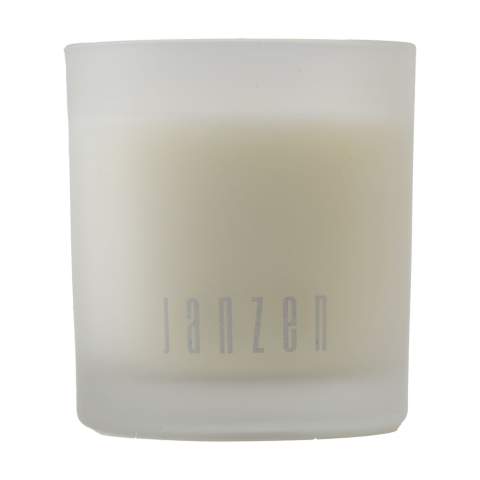 Bougie parfumée en verre au parfum Black 22 de la marque Janzen. Remplissez votre maison de lumière et d’ambiance, sans oublier votre parfum préféré. Quoi de mieux pour retrouver la sérénité et ajouter une dimension supplémentaire à votre intérieur. La cire de spéciale veille à ce que le parfum se diffuse lentement. Un parfum à la fois frais et chaud, en équilibre entre la légèreté et l’intensité, le féminin et le masculin. Black 22 est un riche bouquet comprenant de la bergamote et des épices, des écorces tropicales et des fèves tonka sucrées – également connues sous le nom de « fruit défendu ». Emballé par produit dans un coffret cadeau. Par pièce dans une boîte cadeau.