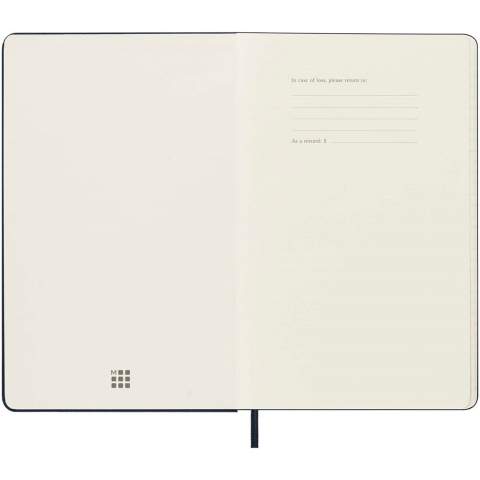 De Moleskine L week-agenda verticaal met harde kaft loopt van januari tot december 2025. Deze populaire planner-stijl, opgemaakt in een verticaal formaat om elke week op twee pagina's weer te geven, waarbij de dagen bovenaan de pagina staan, is perfect voor degenen die een overzicht willen hebben van de georganiseerde week. Met ivoorkleurig zuurvrij papier, een zwarte elastische sluiting, een paginalintmarkering, een kleurgecoördineerde uitklapbare binnenzak en stickers voor het personaliseren van je agenda, evenals jaarstickers voor de rug.