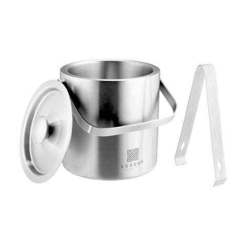 Doppelwandiger, luxuriöser Eiskübel aus Edelstahl mit einwandigem Deckel und Griff. Zur kühlen Aufbewahrung von Eiswürfeln, Crunched Ice oder Getränken. Inklusive Eiszange. Fassungsvermögen 1.200 ml. Verpackt pro Set.