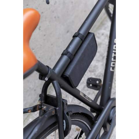 Dieses Fahrradreparaturset im 600D Beutel enthält 6 Gummi-Reparaturflicken, 1 Weißblechreibe, 2 Latex-Ventilschläuche, 1 Kleber, 2 Nylonhebel, 1 Knochenschlüssel mit Aluminiumlegierung, ein 16-in-1-Multitools aus Carbon-Steel sowie 1 Nylonpumpe. Der 16-in-1-Schlüssel umfasst: Inbusschlüssel je 2 mm/2,5 mm/3 mm/4 mm/5 mm/6 mm; Steckschlüssel je 8mm/9mm/10mm; Schlitzschraubendreher, Kreuzschlitzschraubendreher, Stecknuss-Verlängerungsstange; Flachschlüssel 8/10/15/mm, Speichenschlüssel/14GE.