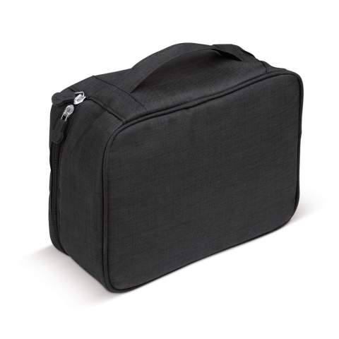 Cette trousse de rangement vous propose de vous aider afin de gérer le nombre croissant de câbles, chargeurs, cartes mémoire et autres éléments électroniques que nous emportons lors d’un voyage. Elle est rembourrée pour protéger les objets sensibles.