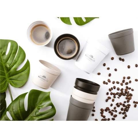 Wiederverwendbarer, stapelbarer Becher der Marke Circulware. Dieser Becher ist aus hochwertigem Kunststoff hergestellt und kann bis zu 500 Mal verwendet werden. Geeignet für einen heißen Kaffee, ein Erfrischungsgetränk oder ein Eis. Eine großartige Alternative zum Einwegbecher. Der Becher ist leicht, einfach zu reinigen und stapelbar, also platzsparend. Für Lebensmittel zugelassen. Spülmaschinengeeignet und mikrowellengeeignet. 100% recycelbar. Damit leistet dieser Becher einen Beitrag zur Kreislaufwirtschaft. Niederländisches Design. Made in Holland. Fassungsvermögen: 300 ml.