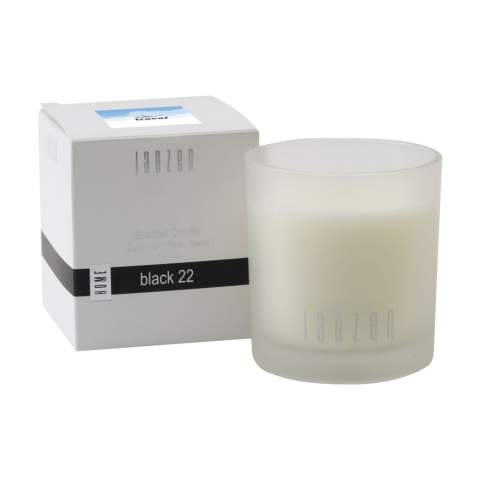 Bougie parfumée en verre au parfum Black 22 de la marque Janzen. Remplissez votre maison de lumière et d’ambiance, sans oublier votre parfum préféré. Quoi de mieux pour retrouver la sérénité et ajouter une dimension supplémentaire à votre intérieur. La cire de spéciale veille à ce que le parfum se diffuse lentement. Un parfum à la fois frais et chaud, en équilibre entre la légèreté et l’intensité, le féminin et le masculin. Black 22 est un riche bouquet comprenant de la bergamote et des épices, des écorces tropicales et des fèves tonka sucrées – également connues sous le nom de « fruit défendu ». Emballé par produit dans un coffret cadeau. Par pièce dans une boîte cadeau.