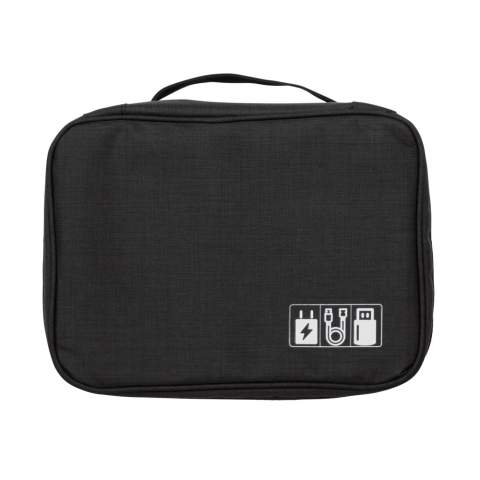 Cette trousse de rangement vous propose de vous aider afin de gérer le nombre croissant de câbles, chargeurs, cartes mémoire et autres éléments électroniques que nous emportons lors d’un voyage. Elle est rembourrée pour protéger les objets sensibles.