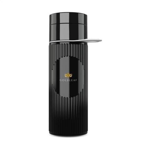 Wiederverwendbare Wasserflasche der Marke Join The Pipe. Diese Flasche besteht aus BIO HDPE. Ein Kunststoff, der aus dem Abfall der Zuckerrohrpflanze hergestellt wird. Das wunderschöne 3D-Rippenmuster verleiht der Flasche ein einzigartiges Erscheinungsbild. Die Flasche hat 2 Öffnungen mit Schraubverschluss: eine Trinköffnung und eine großzügige Öffnung zum einfachen Reinigen der Flasche oder zum Einfüllen von Eiswürfeln. Mit praktischer Gummi-Trageschlaufe. Auslaufsicher und BPA-frei. Spülmaschinengeeignet bis 65°C. Um den Aufdruck zu erhalten, wird Waschen von Hand empfohlen. Fassungsvermögen 500 ml. Made in Holland.