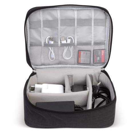Cette trousse de rangement vous propose de vous aider afin de gérer le nombre croissant de câbles, chargeurs, cartes mémoire et autres éléments électroniques que nous emportons lors d’un voyage. Elle est rembourrée pour protéger les objets sensibles.